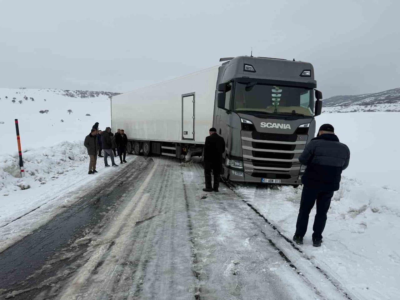 VARTO İLÇESİNDE KAR YAĞIŞI SONRASI KAYGANLAŞAN YOLDA KAYAN BİR TIR YOLU ULAŞIMA KAPATTI.