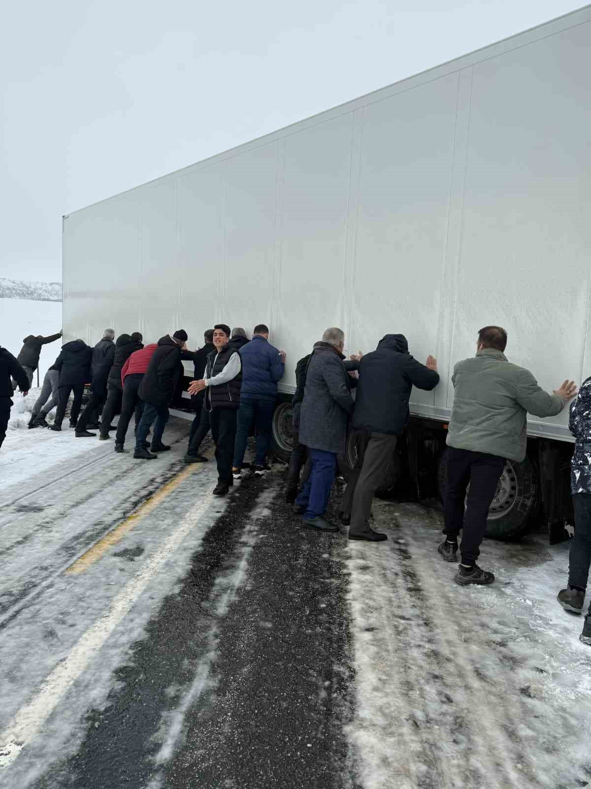 VARTO İLÇESİNDE KAR YAĞIŞI SONRASI KAYGANLAŞAN YOLDA KAYAN BİR TIR YOLU ULAŞIMA KAPATTI.