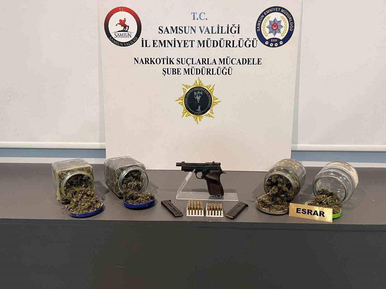 YAPILAN ARAMALARDA 211 GRAM ESRAR, 1 ADET RUHSATSIZ TABANCA VE 48 ADET FİŞEK ELE GEÇİRİLDİ