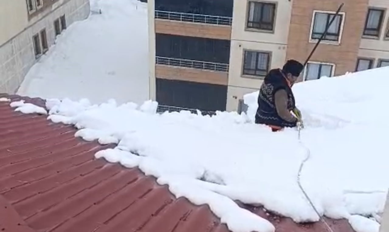 YÜKSEKOVA'DA ÇATILARDA BİRİKEN KAR KÜTLELERİNİ TEMİZLEYEN BİR VATANDAŞ, NAMAZ VAKTİNİN GELMESİ...