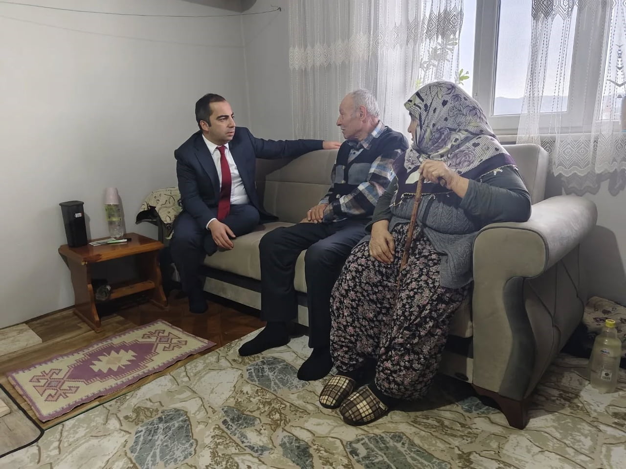 ZİYARETLER SIRASINDA VATANDAŞLARIN EVLERİNE MİSAFİR OLARAK HÂL VE HATIRLARINI SORAN YETKİLİLER...