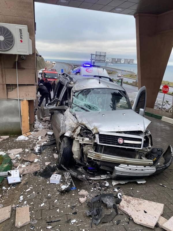 ZONGULDAK’IN KOZLU İLÇESİNDE SÜRÜCÜSÜNÜN KONTROLÜNDEN ÇIKAN PANELVAN ARACIN HASTANE GİRİŞİNDEKİ...